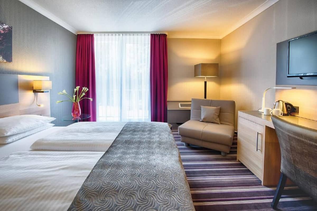 Hypo-allergenic bedding, in-room safe, desk, blackout drapes