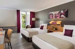 Hypo-allergenic bedding, in-room safe, desk, blackout drapes