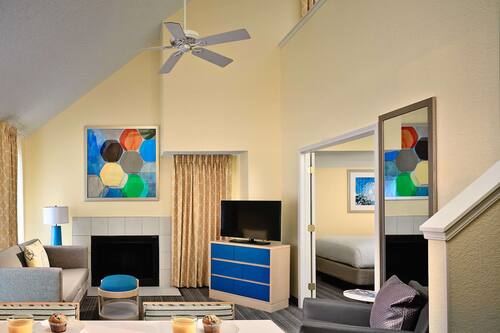 Suite, 2 Bedrooms (Loft) | Premium bedding, iron/ironing board, free WiFi, bed sheets