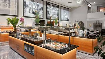 Tägliches Frühstücksbuffet (28.50 EUR pro Person)