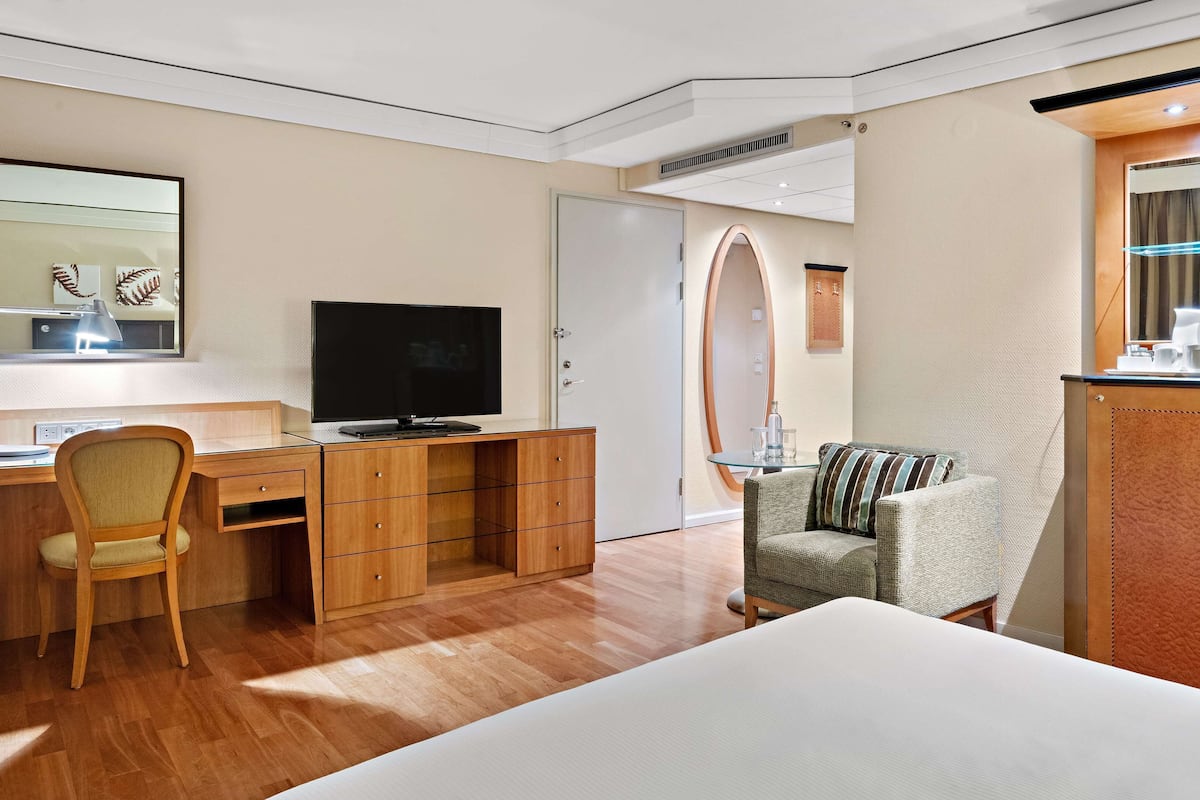 Hypo-allergenic bedding, in-room safe, desk, blackout curtains
