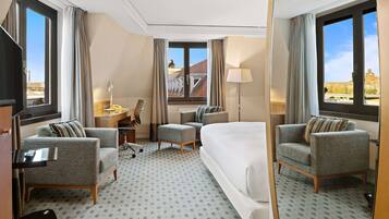 Executive-Zimmer, 1 Queen-Bett, Flussblick | Wohnbereich | LCD-Fernseher, MP3-Dockingstation