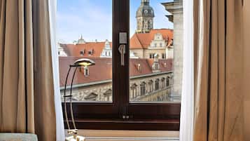 Executive Room, 1 Queen Bed (Family) | Hypo-allergenic bedding, in-room safe, desk, blackout drapes