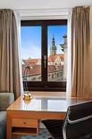 Executive Room, 1 Queen Bed (Family) | Hypo-allergenic bedding, in-room safe, desk, blackout drapes