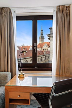 Executive Room, 1 Queen Bed (Family) | Hypo-allergenic bedding, in-room safe, desk, blackout drapes