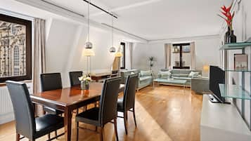 Suite, 1 King-Bett, Eckzimmer | Wohnbereich