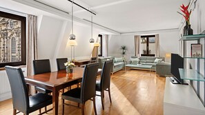 Suite, 1 King Bed, Corner | Living area - Hilton Dresden an der Frauenkirche (Dresden)