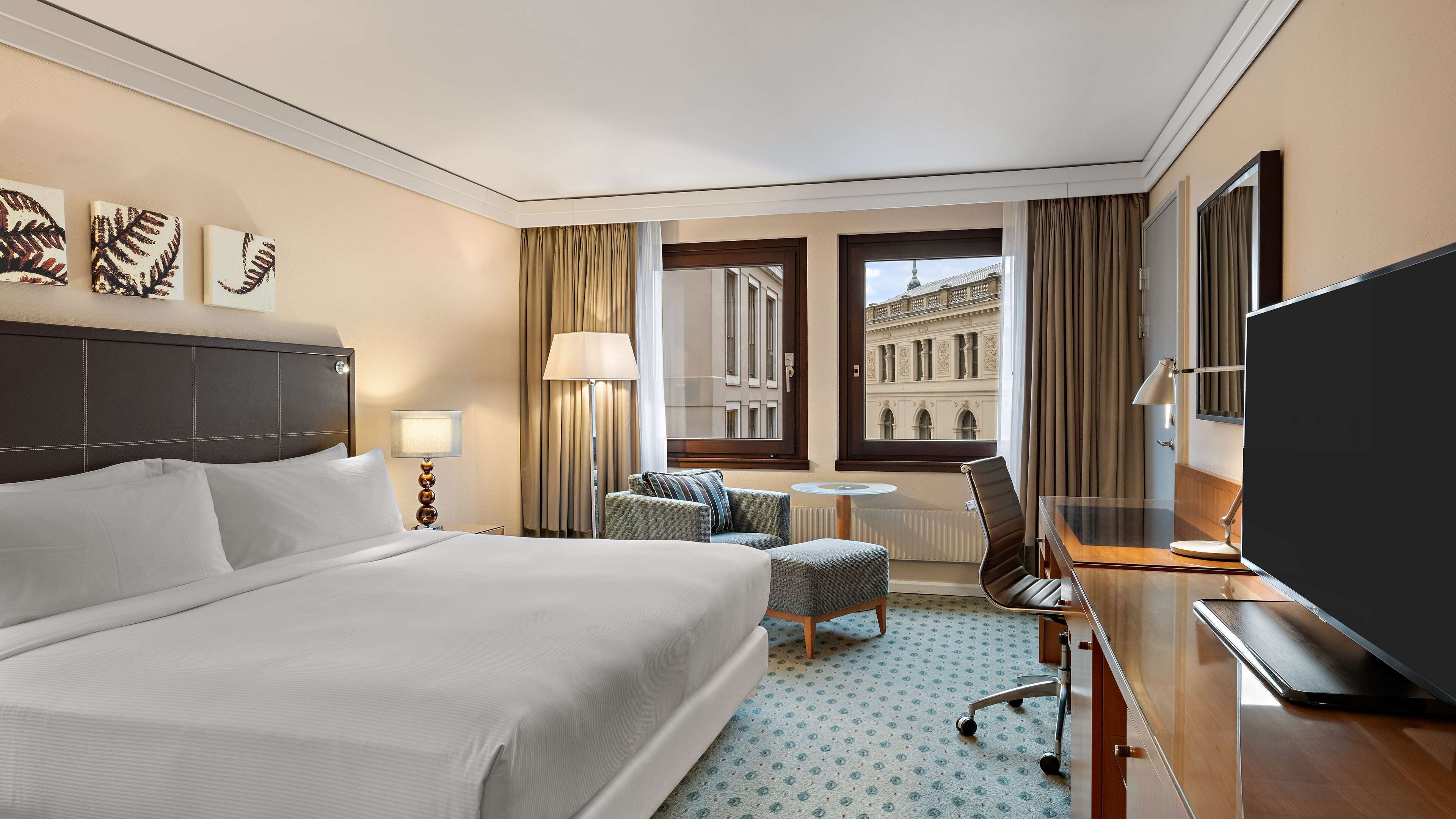 Executive Room, 1 Double Bed, Club Lounge Access | Hypo-allergenic bedding, in-room safe, desk, blackout drapes