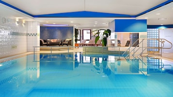 Innenpool, geöffnet von 06:30 Uhr bis 21:30 Uhr, Liegestühle