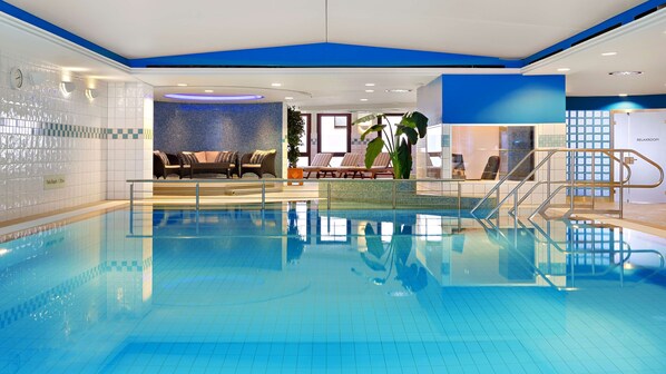 Innenpool, geöffnet von 06:30 Uhr bis 21:30 Uhr, Liegestühle