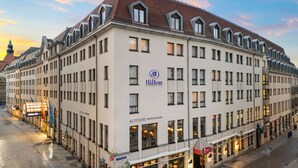 Hotelli edustaa klassista eurooppalaista arkkitehtuurityyliä, ja sen julkisivussa on symmetrinen muoto, useita ikkunoita ja selkeästi näkyvä Hilton-logo.