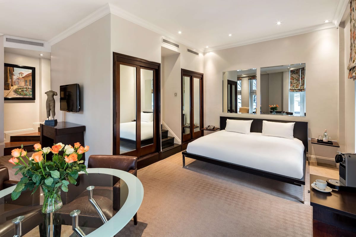 1 bedroom, premium bedding, in-room safe, desk