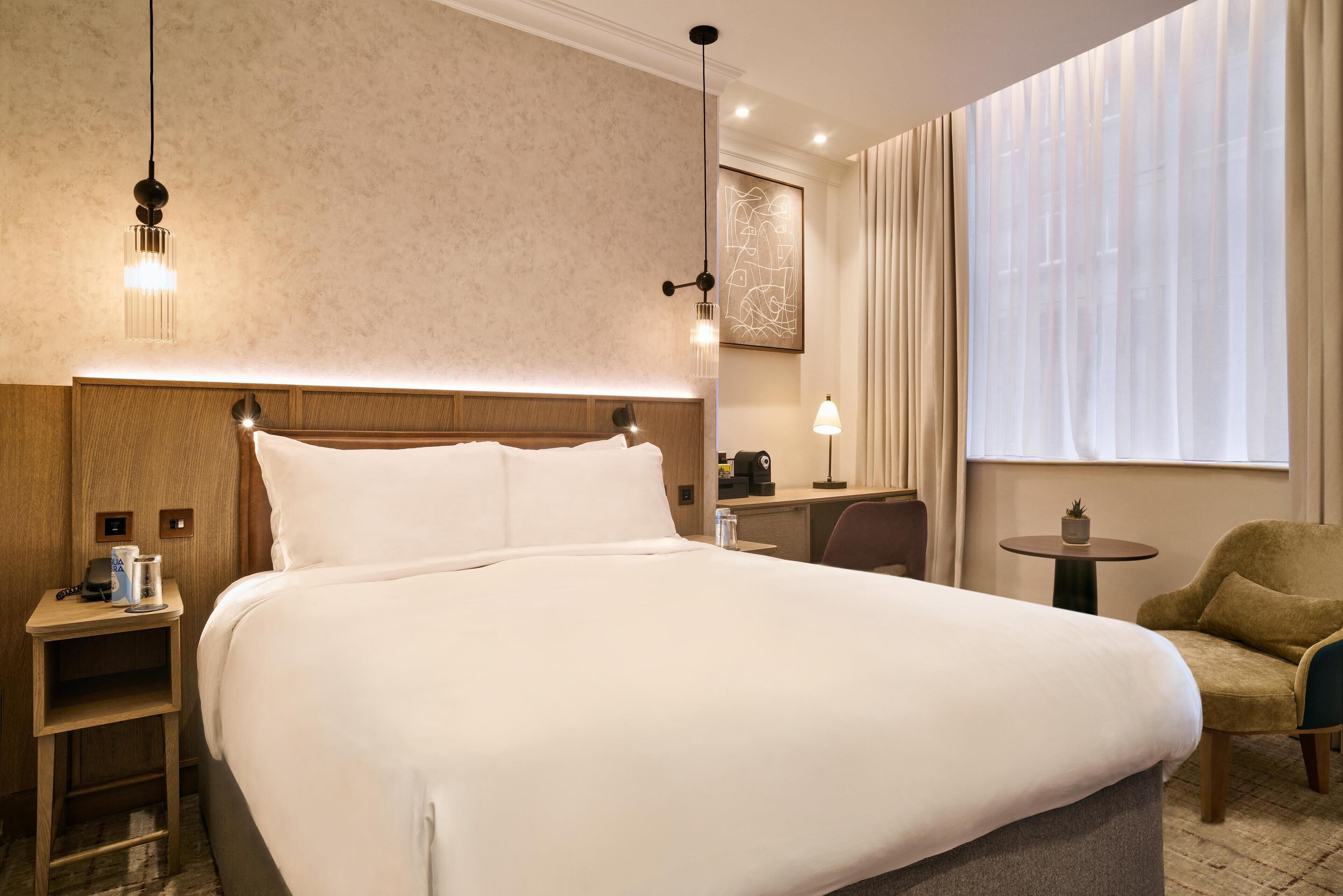 Habitación doble estándar | Ropa de cama de alta calidad y caja de seguridad en la habitación 