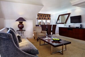 أغطية فراش متميزة وخزنة داخل الغرفة ومكتب ومكواة/لوح كي