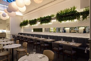 حيث تُقدم وجبات الإفطار، الغداء، العشاء، الأطباق العالمية