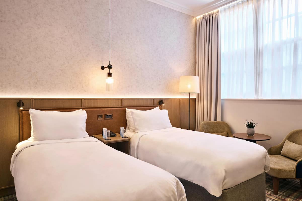 Phòng 2 giường đơn Tiêu chuẩn | Bộ đồ giường cao cấp, két bảo mật tại phòng, bàn 