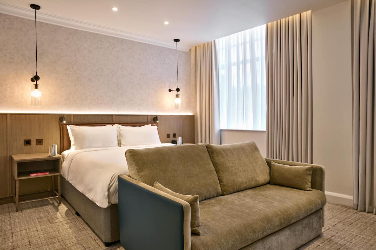 Habitación familiar | Ropa de cama de alta calidad y caja de seguridad en la habitación