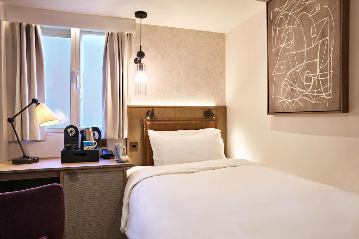 Habitación individual | Ropa de cama de alta calidad y caja de seguridad en la habitación