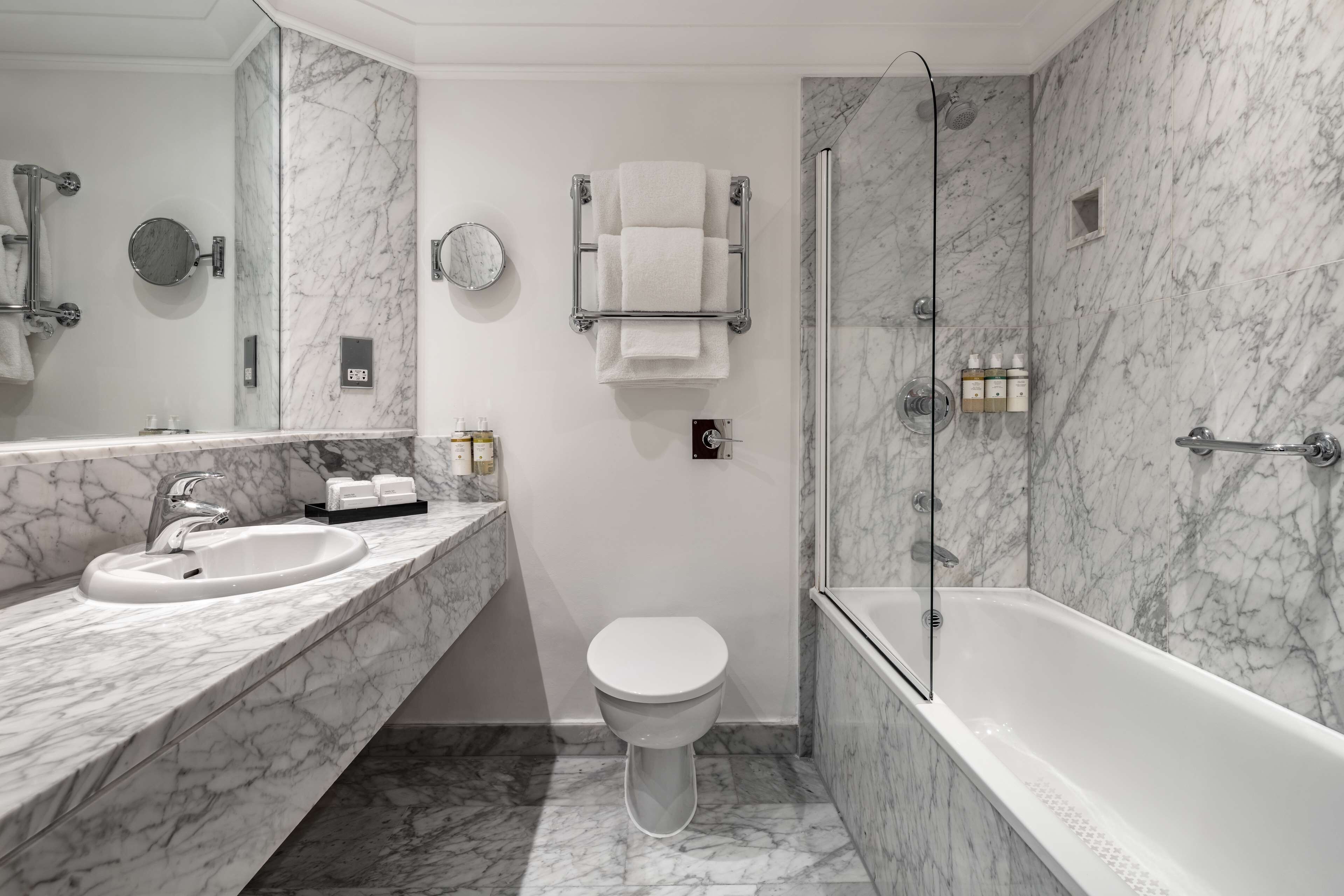 淋浴设施、名牌洗护用品、吹风机、毛巾