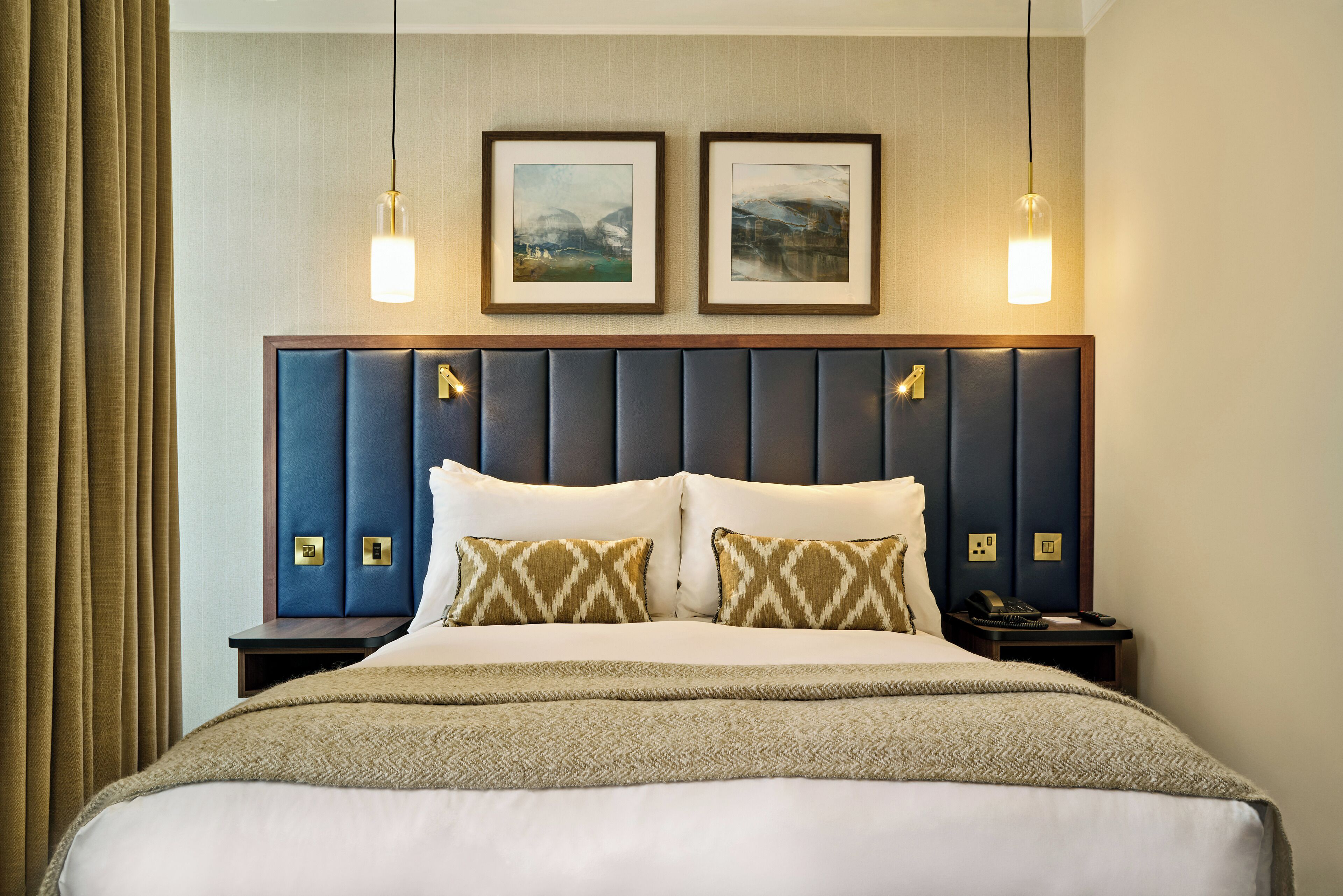 Ylelliset vuodevaatteet, tallelokero huoneessa, työpöytä