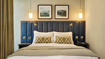 Ylelliset vuodevaatteet, tallelokero huoneessa, työpöytä