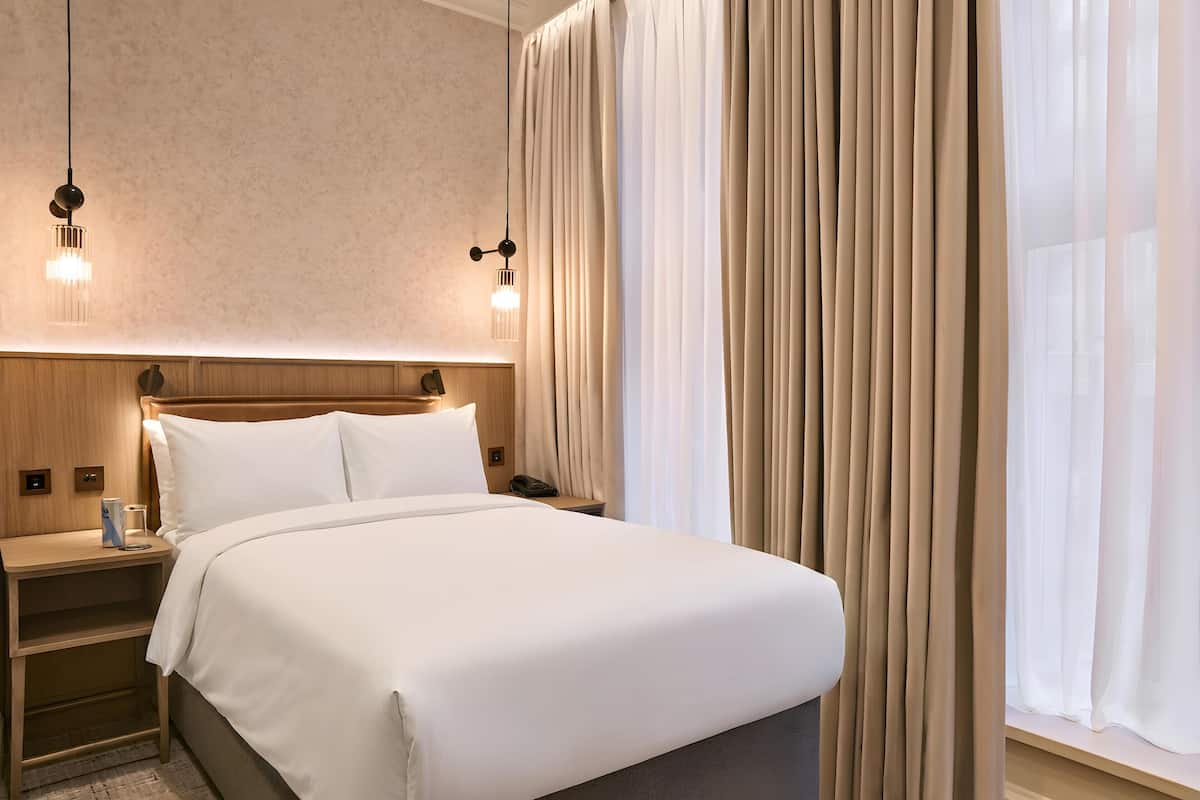 Chambre Simple Supérieure | Literie de qualité supérieure, coffres-forts dans les chambres, bureau