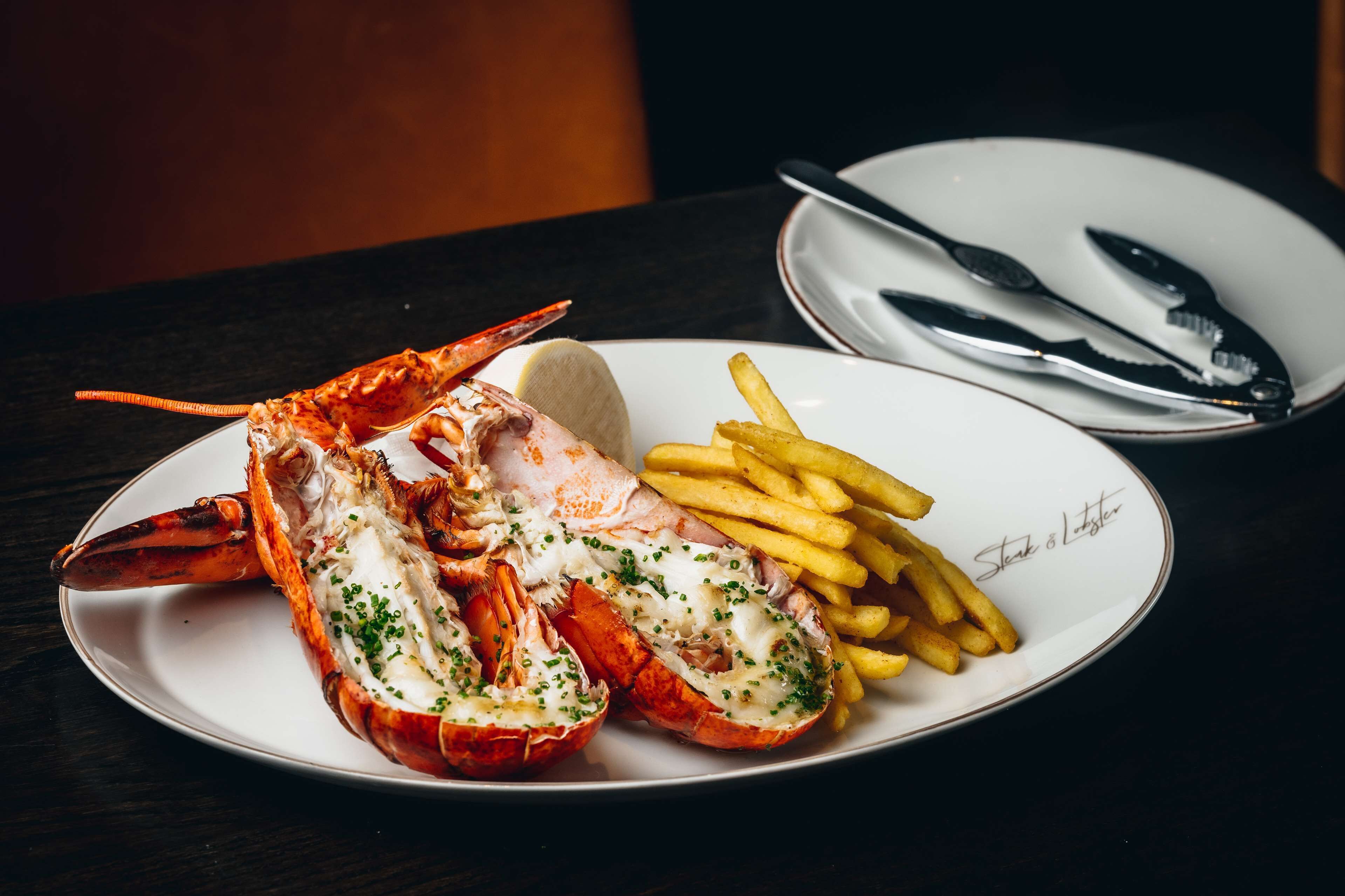 breakfast, lunch, dinner served; international cuisine