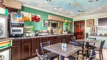 Café da manhã com buffet grátis todos os dias
