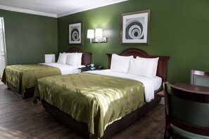Premium bedding, in-room safe, laptop workspace, blackout drapes - Quality Inn Hemet - San Jacinto (Hemet)