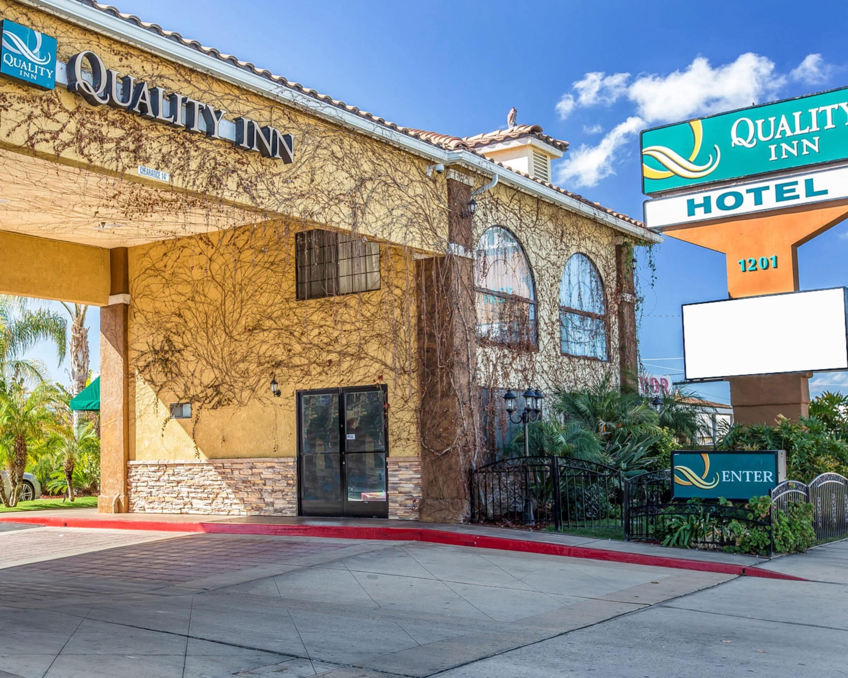 Un hotel Quality Inn de estilo arquitectónico clásico, con fachada de piedra y ventanas arqueadas.