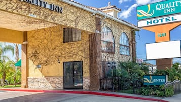 Un hotel Quality Inn de estilo arquitectónico clásico, con fachada de piedra y ventanas arqueadas.