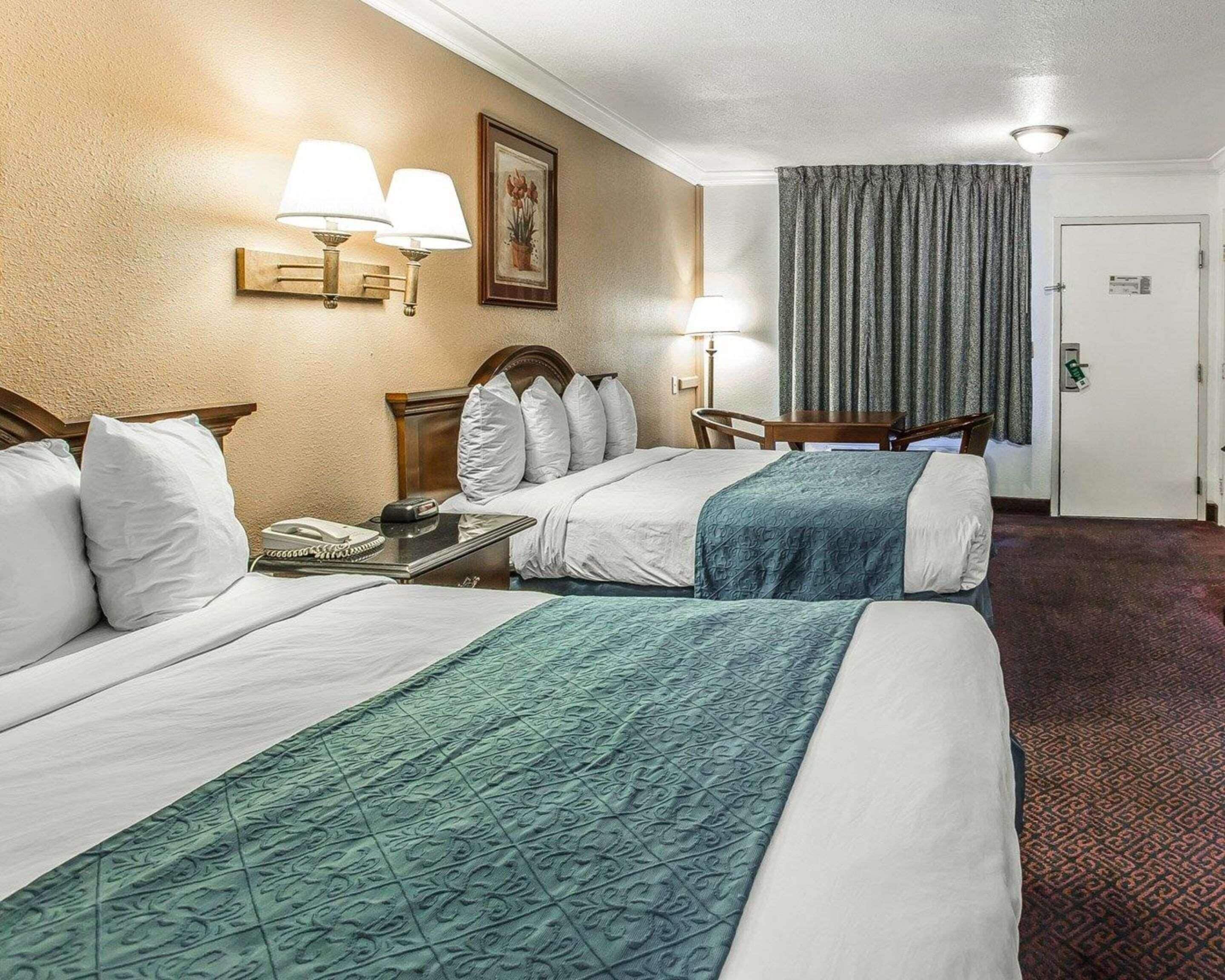 Premium bedding, in-room safe, laptop workspace, blackout drapes