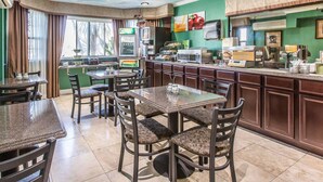 Un restaurant avec un comptoir, des tables et des chaises.