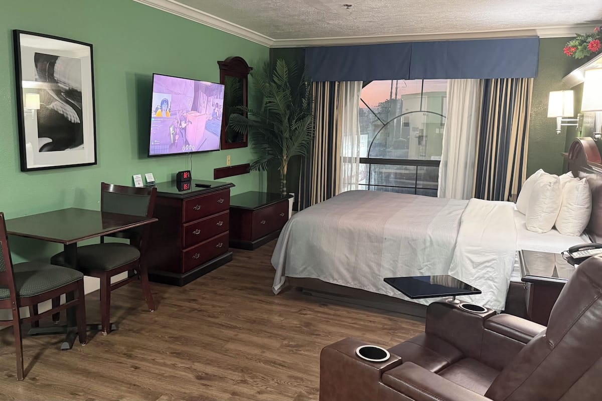 Suite, 1 King Bed, Non Smoking (Efficiency) | Premium bedding, in-room safe, laptop workspace, blackout drapes