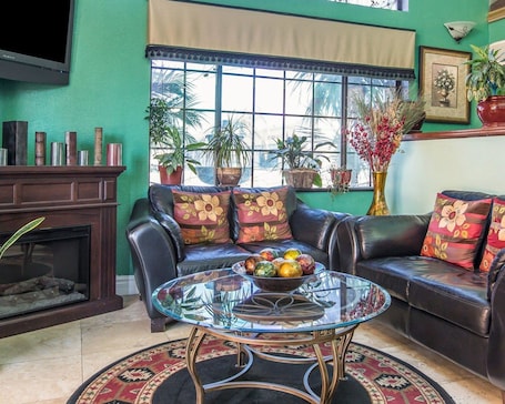 Sala de estar en el lobby. Quality Inn Hemet - San Jacinto