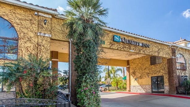 Un bâtiment sur lequel est apposée une enseigne indiquant « Quality Inn ».