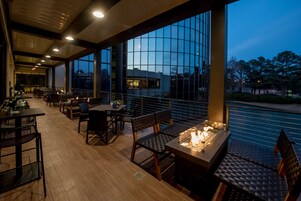 Breakfast and brunch served, American cuisine