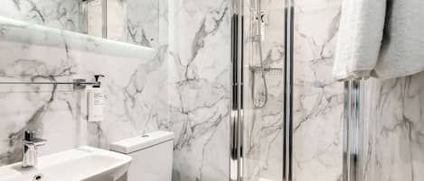 Dusche, umweltfreundliche Kosmetikartikel, Haartrockner, Handtücher