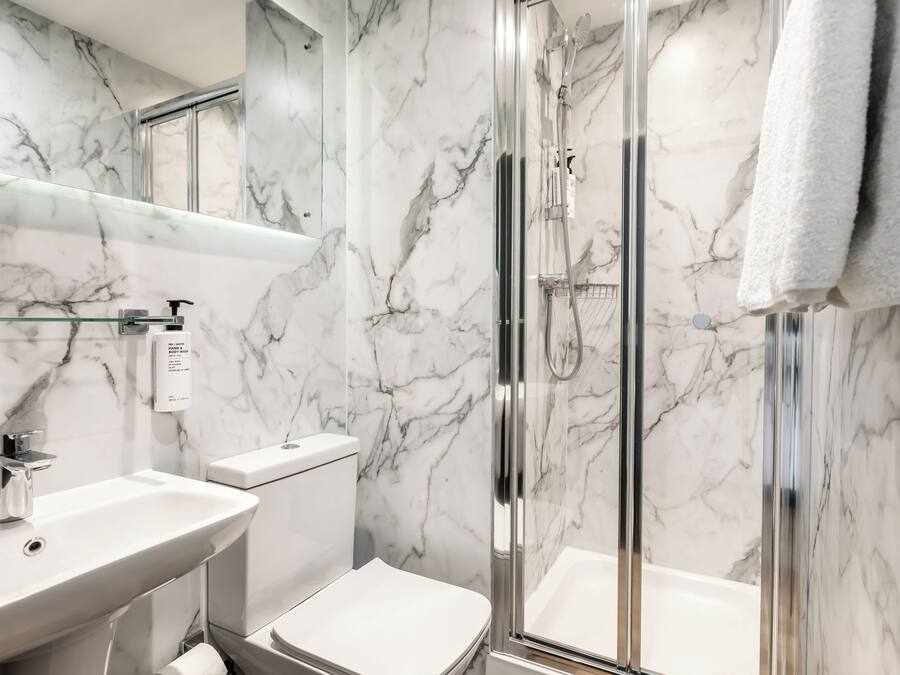 Een douche, milieuvriendelijk toiletgerief, een haardroger, handdoeken