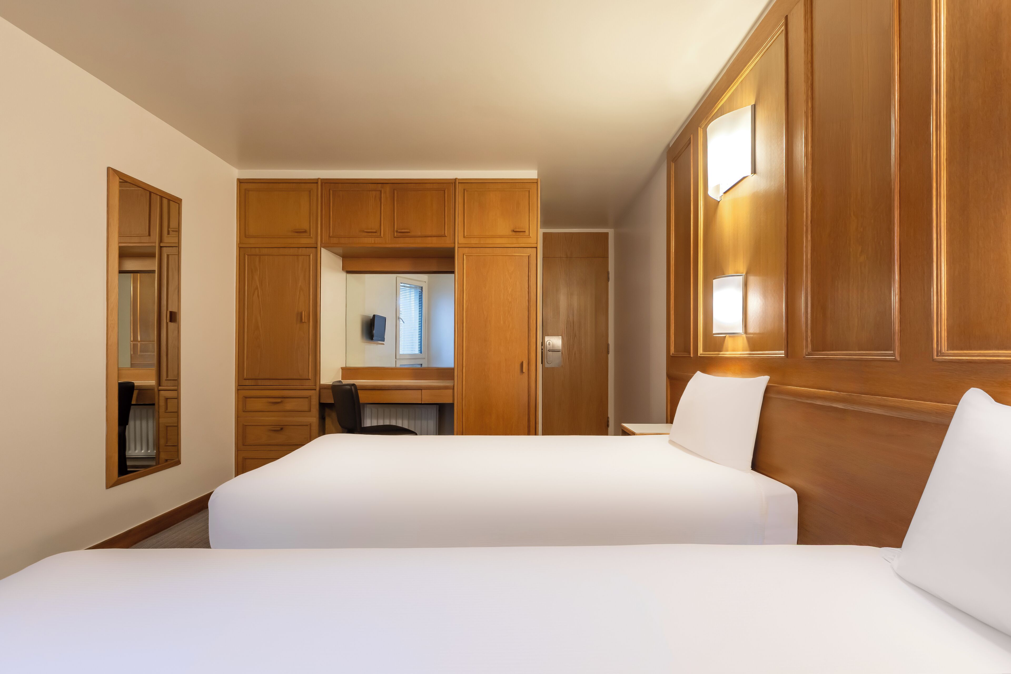 Classic Twin Room | Peti besi dalam bilik, meja, Wi-fi percuma, cadar katil 