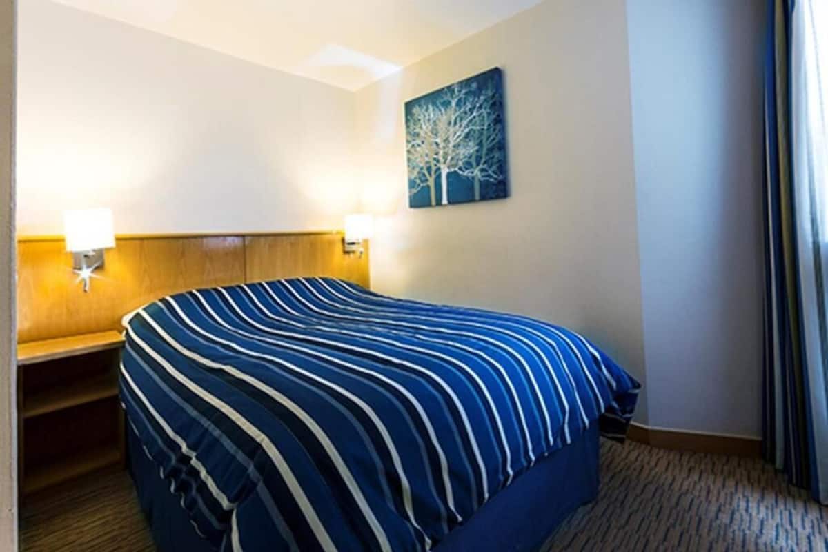 In-room safe, desk, WiFi (free), bed sheets