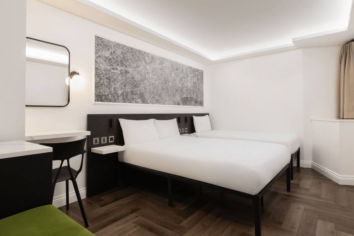 Signature Triple Room | Peti besi dalam bilik, meja, Wi-fi percuma, cadar katil 