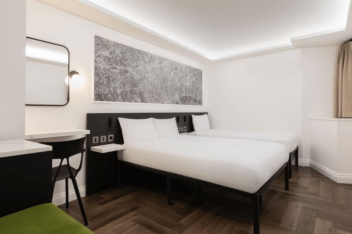 Signature Triple Room | In-room safe, desk, free WiFi, bed sheets