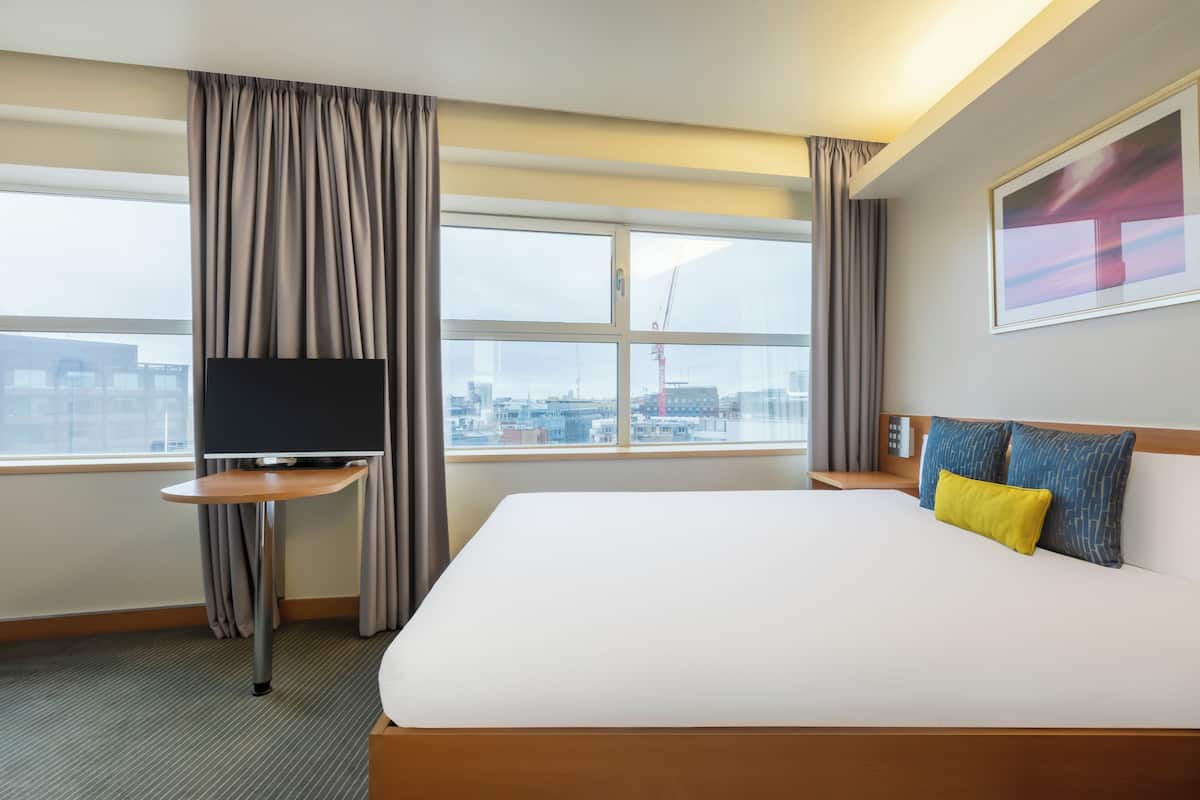 Executive Family Room | Peti besi dalam bilik, meja, Wi-fi percuma, cadar katil 