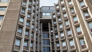 A high-rise building with a symmetrical facade, multiple balconies, and a central entrance. -  STG Hotel London Oxford Street (London)