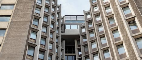 Un edificio alto con una facciata simmetrica, numerosi balconi e un ingresso centrale.