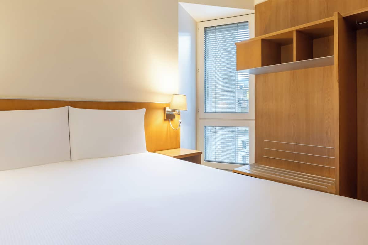 Classic Double Room | Peti besi dalam bilik, meja, Wi-fi percuma, cadar katil 
