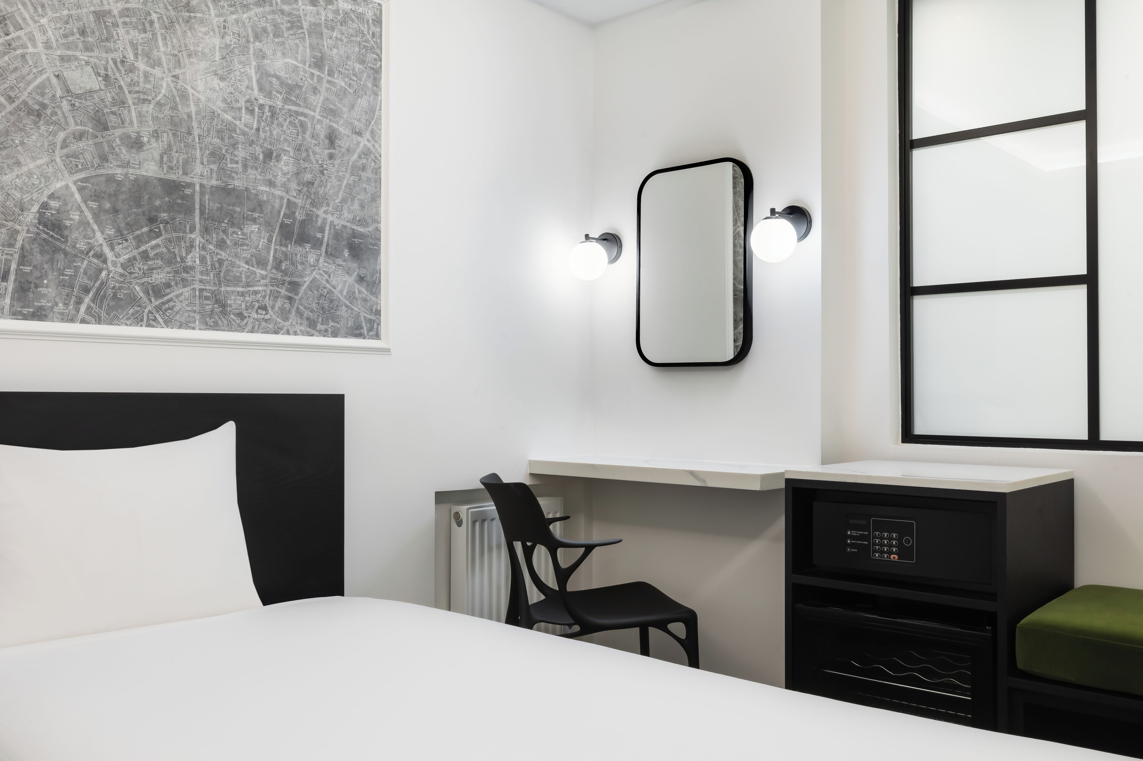 Signature Twin Room | Peti besi dalam bilik, meja, Wi-fi percuma, cadar katil 