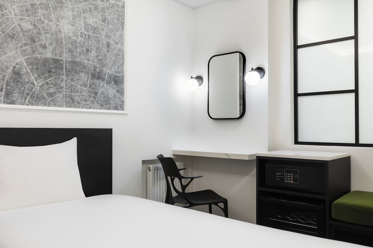 Signature Twin Room | Peti besi dalam bilik, meja, Wi-fi percuma, cadar katil 