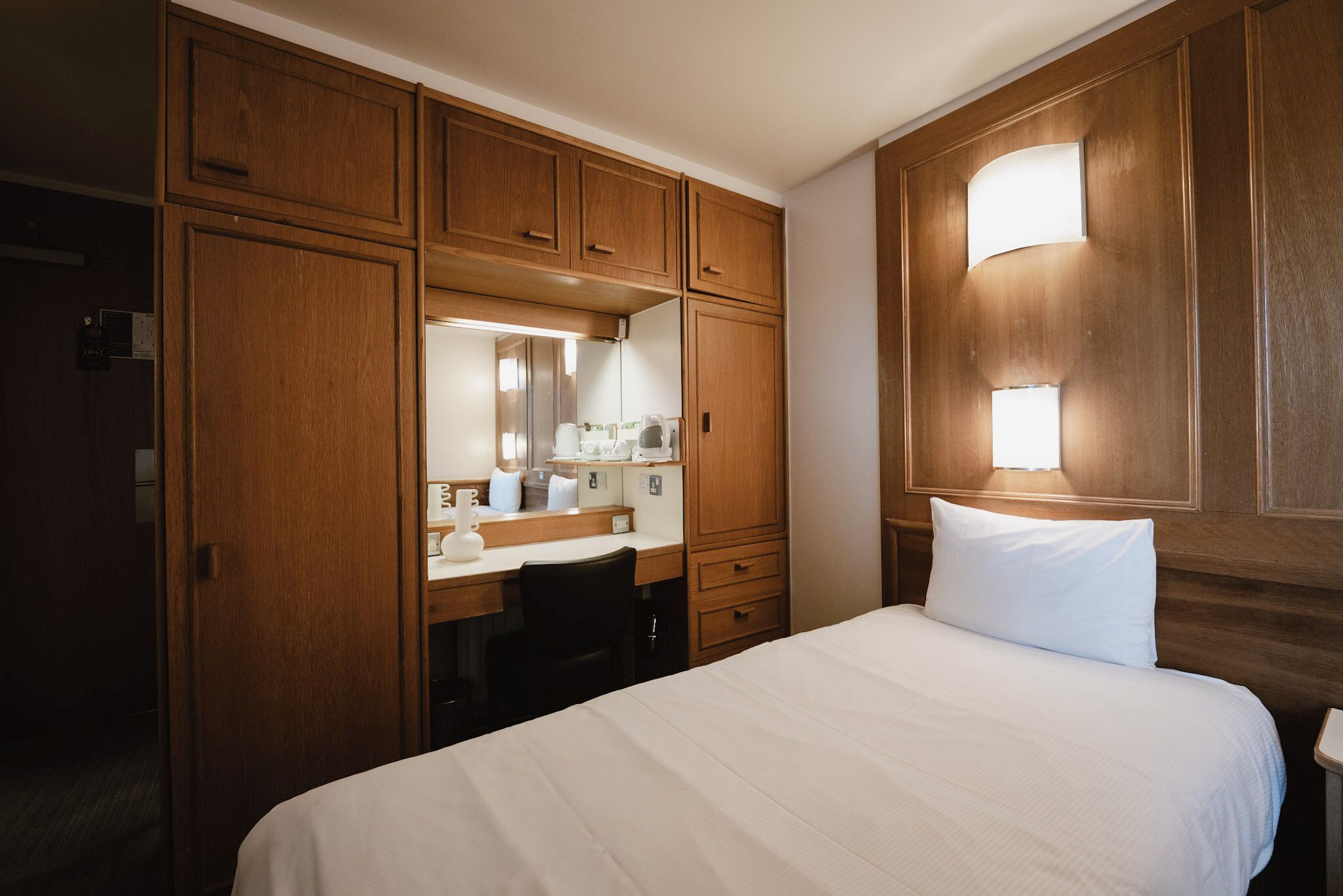 Classic Room (Solo) | In-room safe, desk, free WiFi, bed sheets